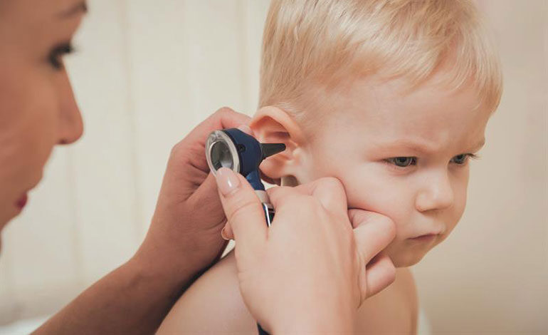 عفونت گوش چیست و چگونه اتفاق می‌افتد؟